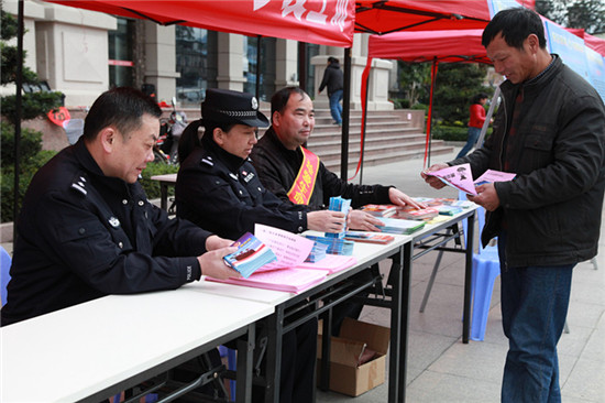 龙岩市公安局新罗分局开展防诈骗和禁毒宣传