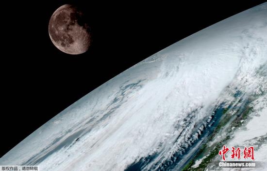 资料图：地球及远处的月球隔空相望。GOES-16于2016年11月19日从美国卡纳维拉尔角发射升空，自此开启了地球观测任务。据美国国家海洋和大气局介绍，GOES-16拍摄的照片分辨率为先前GOES卫星的4倍。