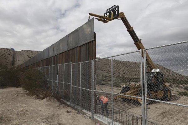 特朗普下令建墨西哥墙并让对方掏腰包 墨西哥