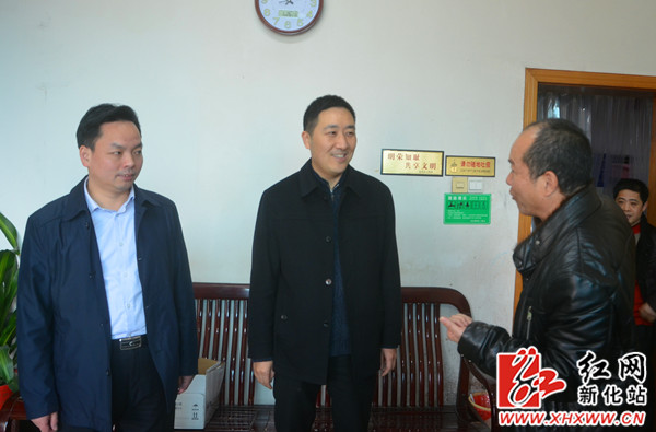 王文红、刘迟辉看望慰问新化县春节值班值守人