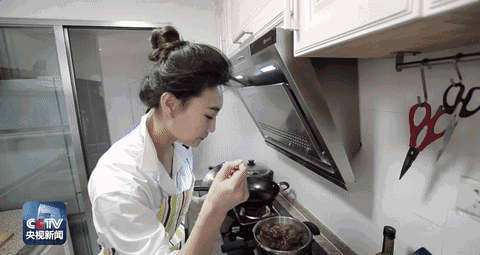 速看央视众主播首露厨艺隔着屏幕似能闻到香气