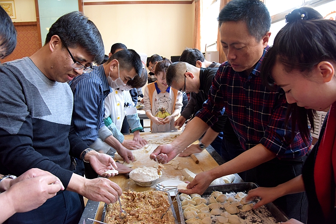 兰州大学领导慰问春节期间在岗职工并与在校师