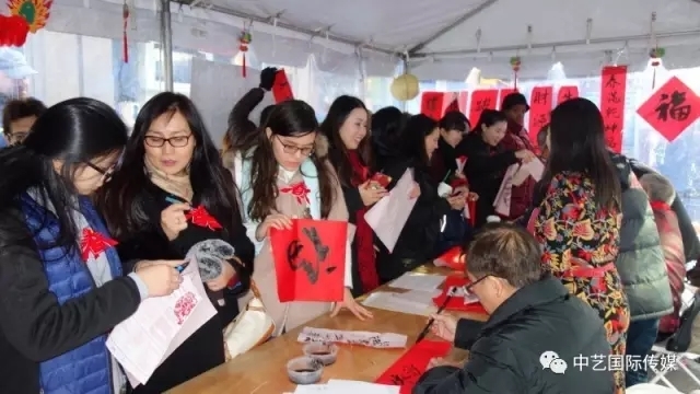 而在1月28日农历正月初一,美国中国书法家协会主席李兆银前往纽约世贸购物中心送福。
