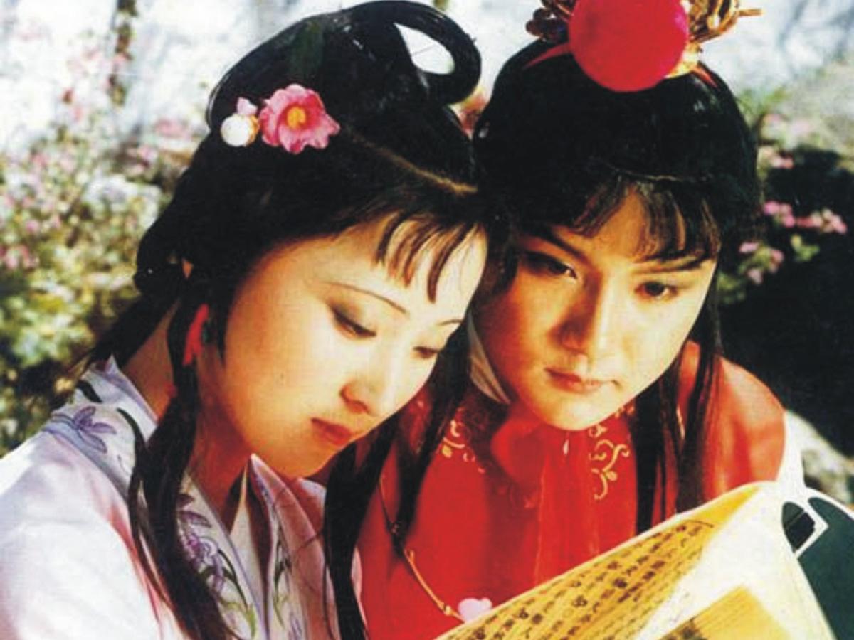 一个是阆苑仙葩,一个是美玉无瑕87版《红楼