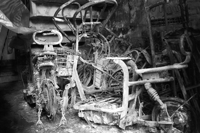 杭州1小区电动车楼道充电起火 多辆车烧毁或因