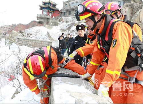 消防派出四人营救小组沿着悬崖下至底部进行搜救
