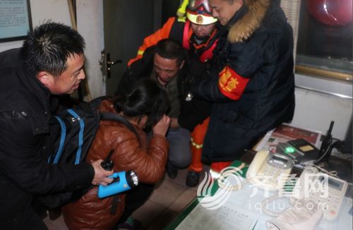 家属见到被救游客后激动地对消防官兵跪地感谢