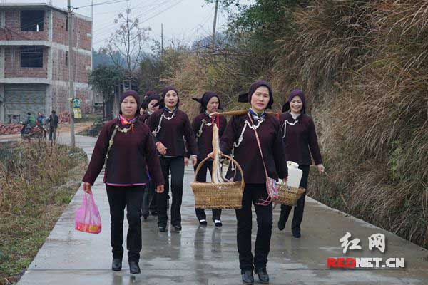 侗族姑娘回娘家 戊梁山下唱双歌