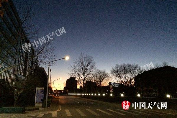 今天早晨,北京气温低迷。