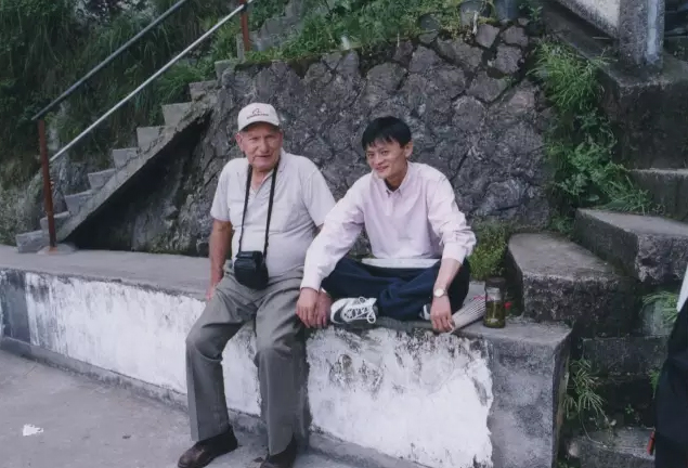 ▲马云带Ken游览杭州。马云回忆说:每次见面我们都会争辩很多事,尽管Ken常说“Jack你在瞎扯”,但他总以极大的好奇心和善意支持我。