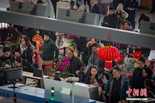 资料图：1月25日，大批旅客在南京禄口国际机场办理登机手续。中新社记者 泱波 摄