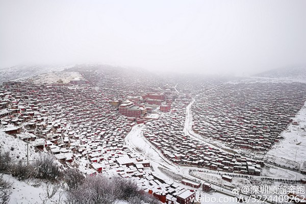 昨天，四川省甘孜藏族自治州出现降雪，一片银装素裹。（图片来源：新浪微博）