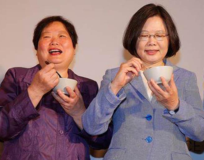  蔡英文表姐林美珠（左）将接掌“劳动部长”，遭网友酸。（资料照取自台湾中时电子报）