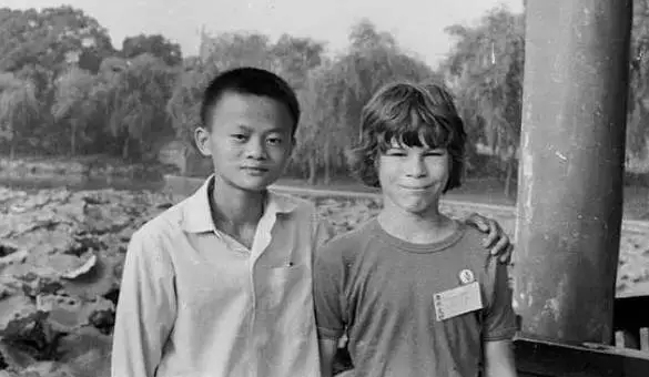 ▲1980年,16岁的马云在杭州西湖畔偶遇来华旅游的David Morley,并与Morley一家结下延续至今的友谊。