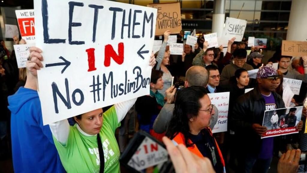 在洛杉矶机场抗议特朗普移民禁令的加州公民(路透社图片)