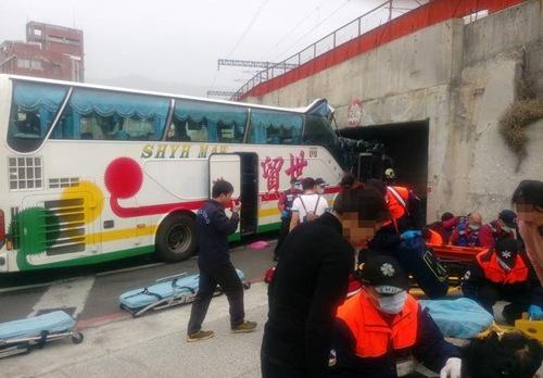 一辆满载陆客的游览车2月4日上午失控自撞高雄市河西路桥墩，造成车上多人受伤送医。来源：台湾“中央社”（高雄市消防局提供）