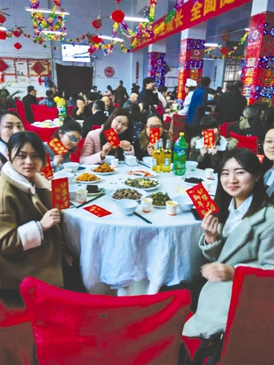 西华师范大学春节留校的学子在新春团拜会上领了校领导发的红包