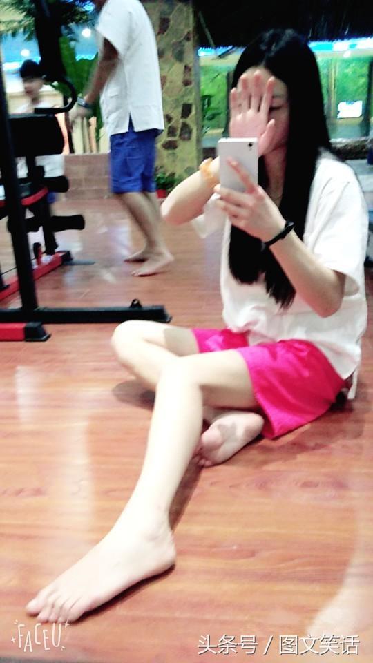 妹子这脚丫子比我的都大呢
