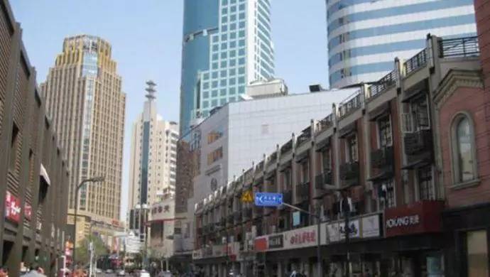 上海外滩附近的大名路四川北路大桥上也可以看到陆家嘴的美景！也可以拍照📸？