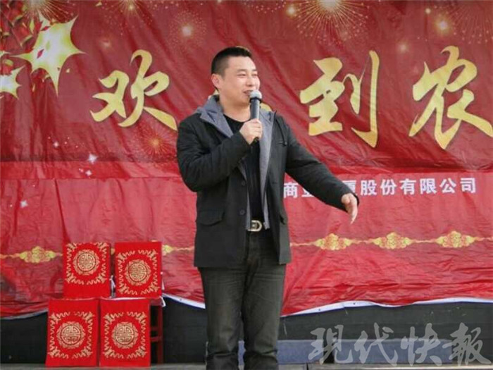 幼童玩耍不幸落水 淮剧演员跳下舞台救人