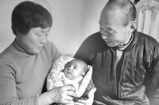 半百夫妻失独又得子 年关一半欢喜一半悲