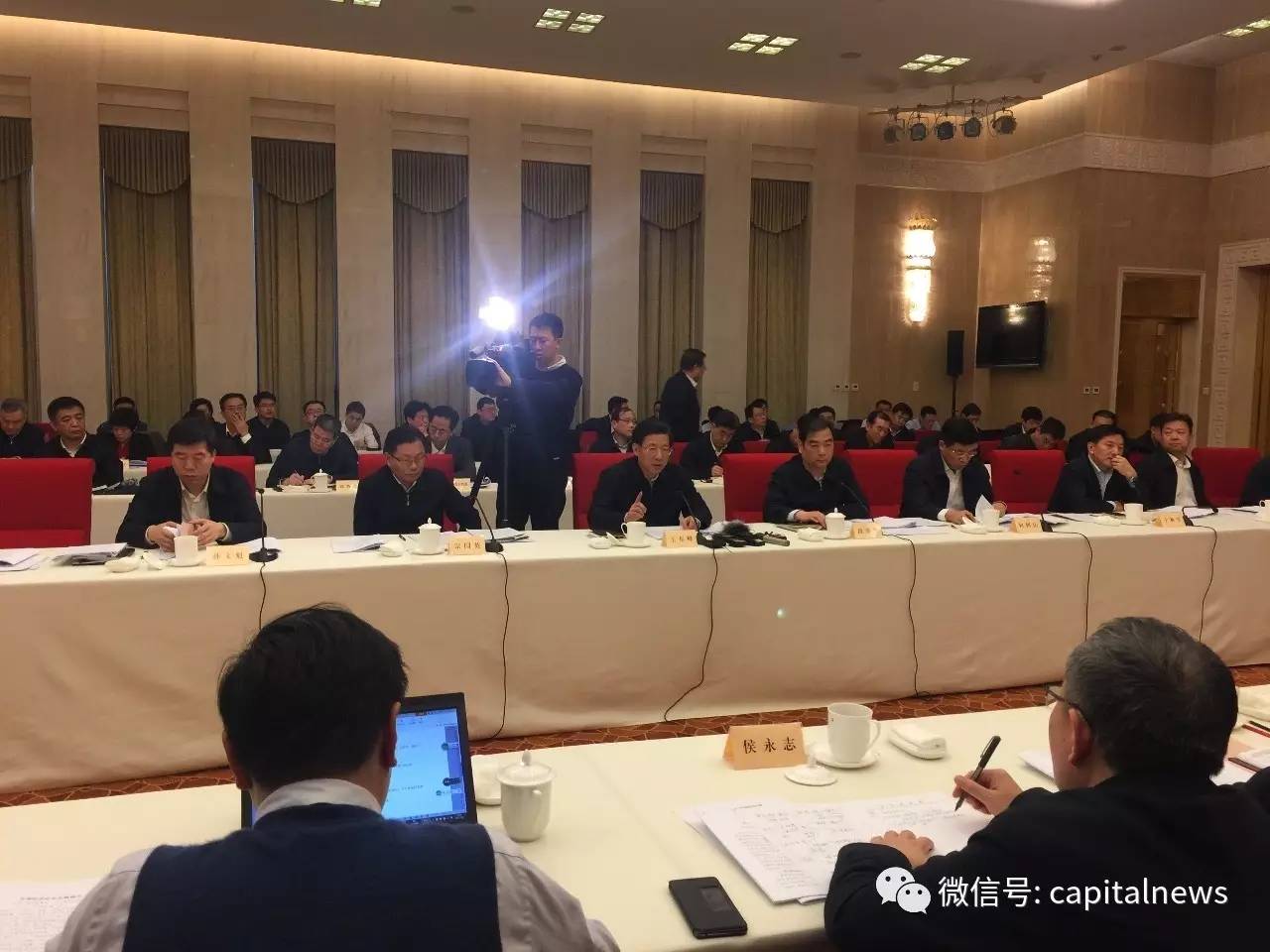 王东峰(前排左三)在讲话