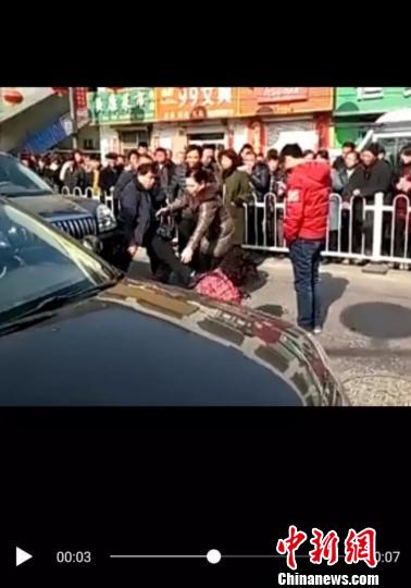 一篇《为保护小三，男子当街打老婆》的视频贴图通过互联网传播后引起民间讨论。　视频截图　摄