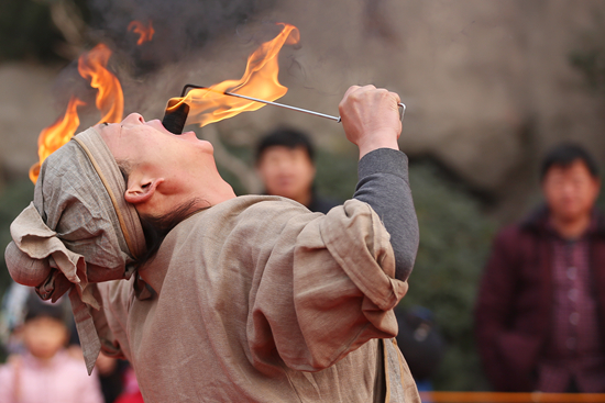 河南开封庙会男子 口喷烈火 一年喝数千斤煤油