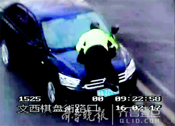 当时轿车顶协警狂奔视频截图。