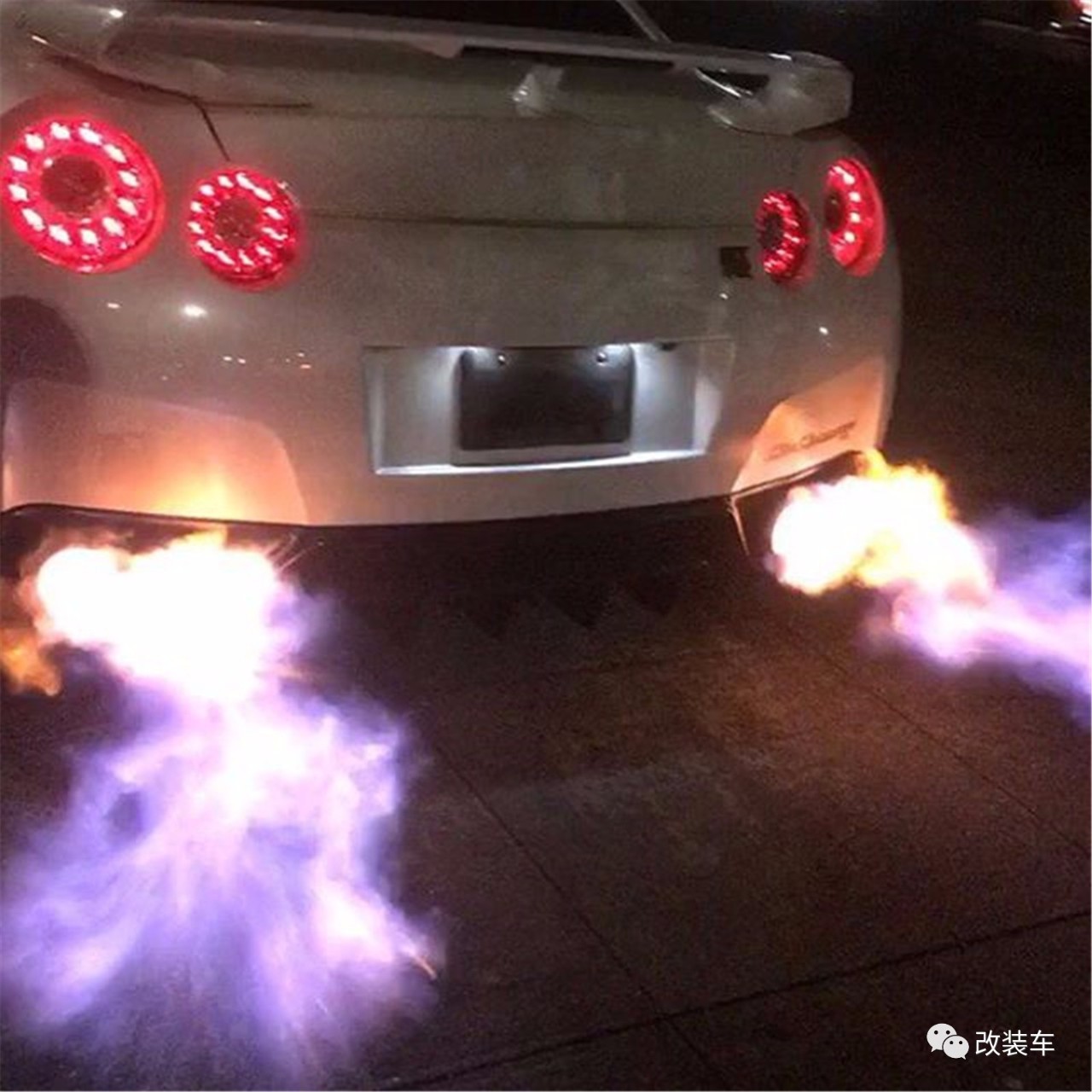 我开战神GT-R过年从来不放鞭炮