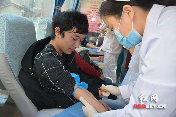 慈利县人民医院194名医护人员无偿献血75000