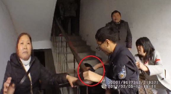暴力阻碍执法咬伤民警 无视法律依法被刑拘(附现场抓扯图)_新浪新闻