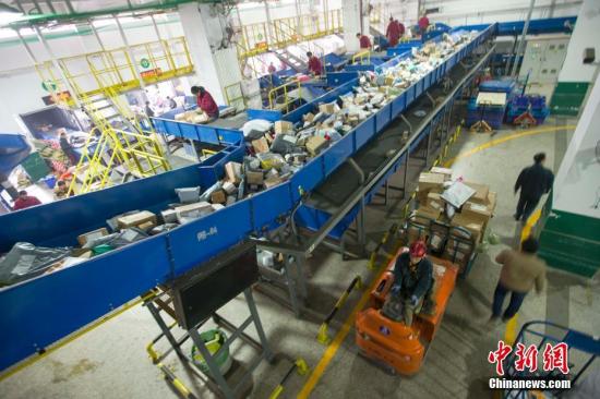 资料图:太原邮区中心局接发邮件包裹。张云 摄