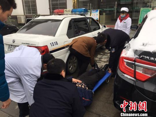 男子駕車時(shí)突發(fā)疾病?！±钏z