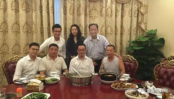 ▲“Ah_cal”微博所爆“穿山甲公子”宴会合影。 微博截图