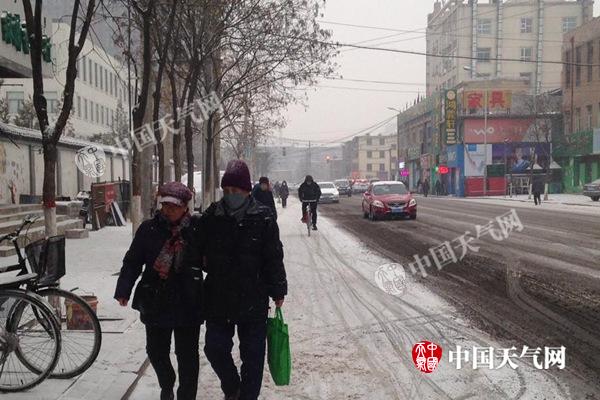 昨天，内蒙古现降雪，道路湿滑。袁梅 王媛媛 摄
