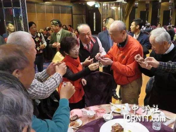 洪秀柱出席团拜会，逐桌敬酒