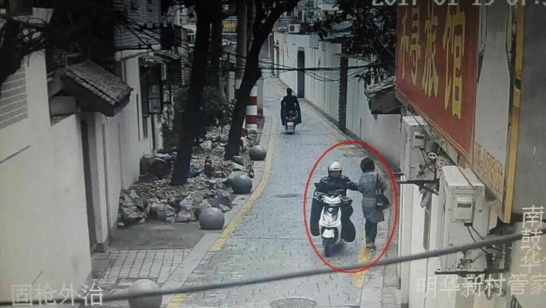 为寻刺激 男子上班路上屡伸咸猪手