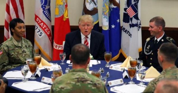 资料图:美国总统特朗普访问美国中央司令部总部。
