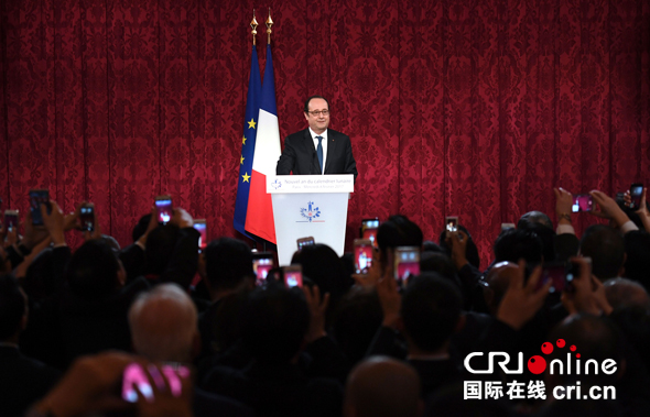 2017年2月8日晚，法国总统奥朗德在爱丽舍宫举行仪式，向旅法华人祝贺新年。图片来源：视觉中国
