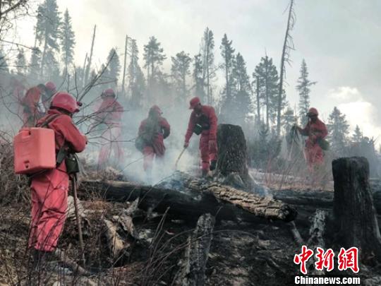 四川炉霍1600余人全力扑灭草原火灾