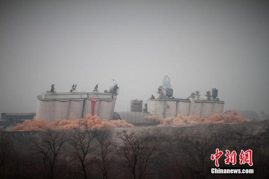 资料图：2014年2月17日，石家庄市再次启动压减水泥过剩产能、治理大气污染水泥企业集中爆破拆除行动。图片来源：CFP视觉中国