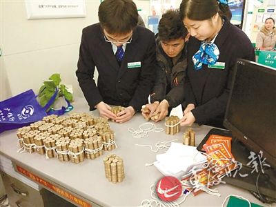 ▲银行工作人员正在清点硬币