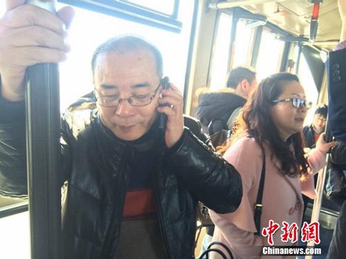 11日上午，作为家属接机代表，王琪大侄子王建军和侄女王小娟已从陕西飞至北京。 吕春荣 摄