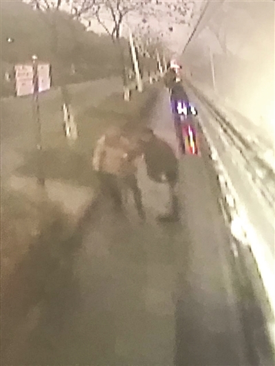 警方查到“逃跑大妈”曾搀扶过一名老年男子,并从老年男子佩戴的敬老卡找到了她。 警方供图