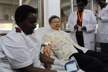 2016年6月14日，吕友清在穆西比利国家医院献血