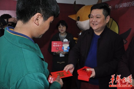 湖南千名农民工排队领福利 装饰公司发放20万