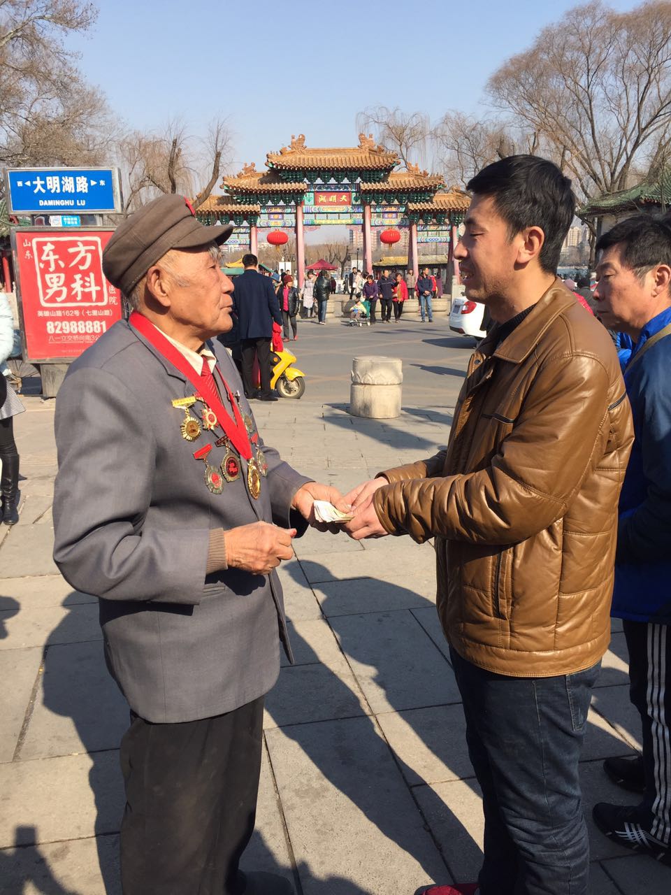 济南:革命老战士为 血荒男孩 义卖字画 筹得24