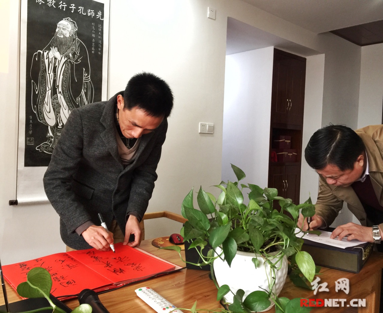 湖南师范大学胡海义教授(左)为朋来书屋新年开讲题词.