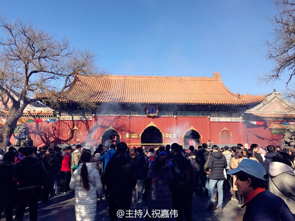 昨天正值元宵佳节，北京天气晴朗气温回升，人们去雍和宫烧香祈福。（来源：微博）